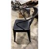 Image 3 : 4 METAL CURVED BACK MODERN CAFE CHAIRS