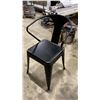 Image 2 : 4 METAL CURVED BACK MODERN CAFE CHAIRS