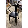 Image 2 : 4 METAL CURVED BACK MODERN CAFE CHAIRS