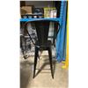 Image 4 : 5 METAL CURVED BACK MODERN BAR HEIGHT CHAIRS