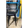 Image 3 : 5 METAL CURVED BACK MODERN BAR HEIGHT CHAIRS