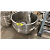 Image 1 : 20" DIAMETER LARGE QUART MIXING BOWL WITH 3 MIXING HEAD ATTACHMENTS