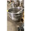Image 3 : 20" DIAMETER LARGE QUART MIXING BOWL WITH 3 MIXING HEAD ATTACHMENTS