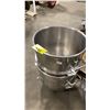 Image 1 : 2- 16" DIAMETER LARGE QUART MIXING BOWLS