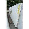 Image 1 : 1 STONE COUNTERTOP SLAB WHITE WITH GREY GRAIN APPROX 8' 8"L X 5' 2"W X 1 1/4" THICK