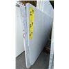 Image 1 : 1 STONE COUNTERTOP SLAB WHITE WITH GREY GRAIN APPROX 10' 3"L X 4' 2"W X 1 1/4" THICK
