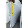Image 1 : 1 STONE COUNTERTOP SLAB WHITE WITH GREY GRAIN APPROX 10' 3"L X 4' 2"W X 1 1/4" THICK