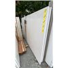 Image 1 : 1 WHITE STONE WITH GREY GRAIN COUNTERTOP SLAB APPROX 10' 7"L X 5' 4"W X 1 1/4" THICK