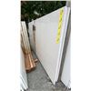 Image 1 : 1 WHITE STONE WITH GREY GRAIN COUNTERTOP SLAB APPROX 10' 7"L X 5' 4"W X 1 1/4" THICK