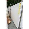 Image 1 : 1 WHITE STONE WITH GREY GRAIN COUNTERTOP SLAB APPROX 10' 7"L X 5' 4"W X 1 1/4" THICK