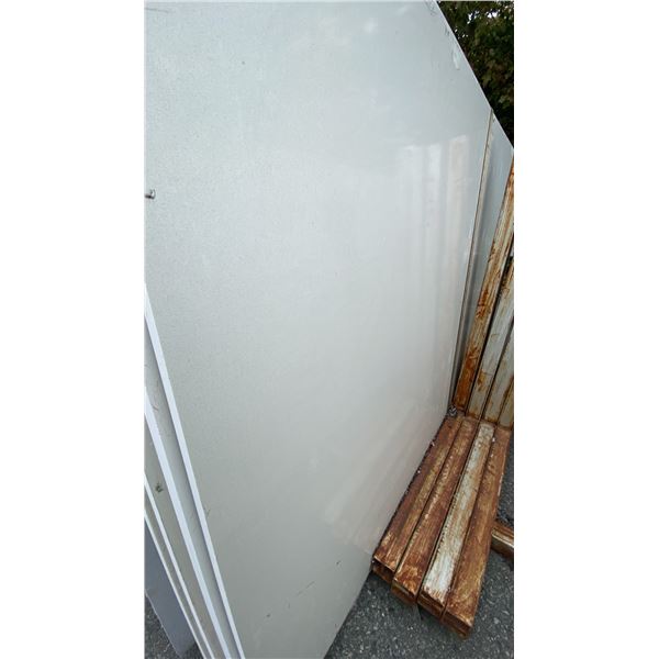 1 WHITE STONE WITH GREY GRAIN COUNTERTOP SLAB APPROX 10' 1"L X 4' 9"W X 1 1/4" THICK