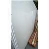 Image 1 : 1 WHITE STONE WITH GREY GRAIN COUNTERTOP SLAB APPROX 10' 1"L X 4' 9"W X 1 1/4" THICK