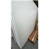 Image 1 : 1 WHITE STONE COUNTERTOP SLAB APPROX 10' 7"L X 5' 4"W X 3/4" THICK