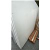 Image 1 : 1 WHITE STONE COUNTERTOP SLAB APPROX 10' 7"L X 5' 4"W X 3/4" THICK