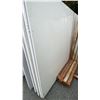 Image 1 : 1 WHITE STONE COUNTERTOP SLAB APPROX 10' 7"L X 5' 4"W X 3/4" THICK