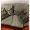 Image 3 : Two-Seat Fabric Loveseat with Patterned Cushions