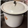 Image 8 : Vintage Kitchen Tools and Stand Mixer