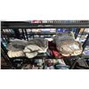 Image 1 : SHELF OF ASSORTED SHEETS & THROW BLANKETS