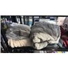 Image 2 : SHELF OF ASSORTED SHEETS & THROW BLANKETS