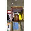 Image 2 : PALLET OF ASSORTED HOUSEHOLD GOODS: 45 RPM RECORDS, PANINI GRILL, KITCHEN ITEMS & MORE *MUST TAKE