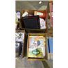 Image 3 : PALLET OF ASSORTED HOUSEHOLD GOODS: 45 RPM RECORDS, PANINI GRILL, KITCHEN ITEMS & MORE *MUST TAKE
