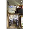 Image 4 : PALLET OF ASSORTED HOUSEHOLD GOODS: 45 RPM RECORDS, PANINI GRILL, KITCHEN ITEMS & MORE *MUST TAKE
