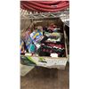 Image 2 : SHELF OF ASSORTED ITEMS INCLUDING BOOKS, HOTWHEELS, WINTER CAP AND MORE