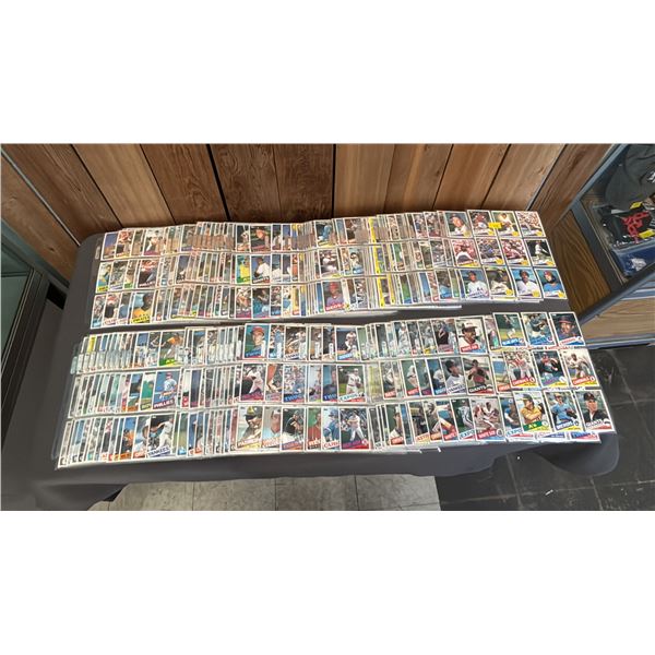 NEAR COMPLETE 1985 TOPPS BASEBALL CARD SET IN TRADING CARD SLEEVES: *MISSING #181, #401 & #536*