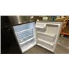 Image 2 : LG 30" W STAINLESS STEEL SWING DOOR FRIDGE WITH TOP FREEZER
