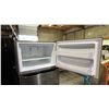 Image 4 : LG 30" W STAINLESS STEEL SWING DOOR FRIDGE WITH TOP FREEZER