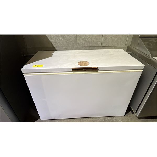 WOOD'S EXCELLENCE CHEST FREEZER *NO KEY*