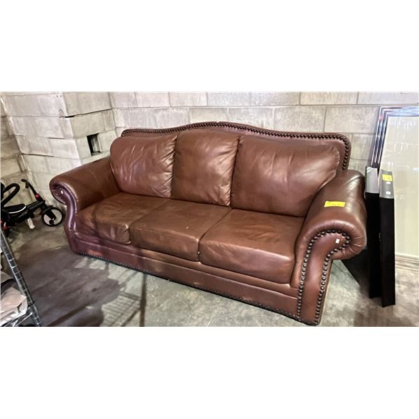 3-SEAT BROWN LEATHER ROLLED ARM COUCH WITH NAILHEAD STUD DETAILING