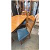 Image 3 : VINTAGE WOOD TABLE WITH 2 LEAVES & 6 CHAIRS