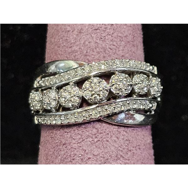 10KT WHITE GOLD RING SET WITH 49 ROUND BRILLIANT CUT NATURAL DIAMONDS (APPROX. 0.17 CTW): SIZE 6