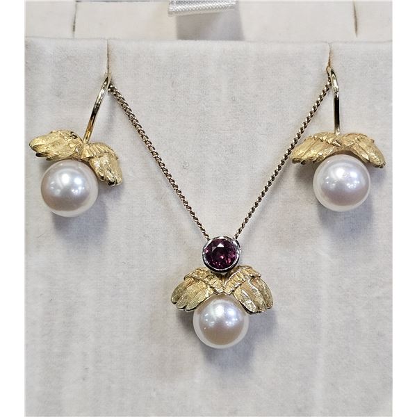 AKOYA PEARL PENDANT & EARRINGS SET: 18KT YELLOW GOLD & 14KT WHITE GOLD PEARL & GARNET PENDANT WITH