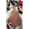 Image 5 : ACOUSTIC GUITAR WITH HARD CASE (NO STRINGS, BODY CRACKED/DAMAGED)