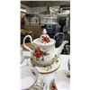 Image 4 : (71) PIECES OF ROYAL ALBERT POINSETTIA CHINA