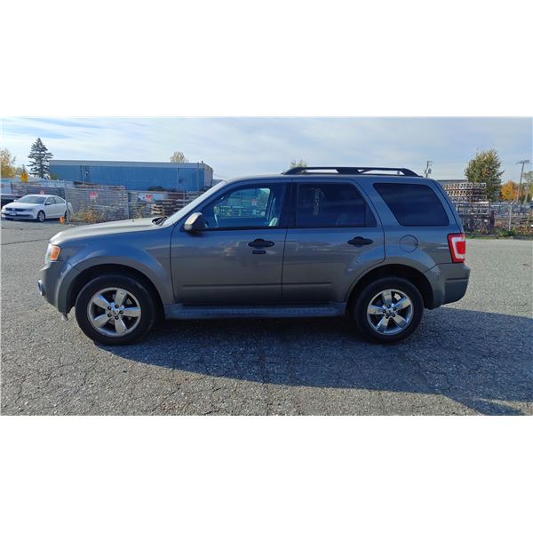 2010 FORD ESCAPE XLT, 4DR SUV, GREY, VIN 1FMCU9DG3AKB17120,