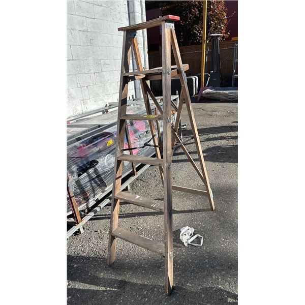 6' FOLDING WOOD STEP LADDER
