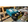 Image 2 : *NEW* MAKITA FAST BATTERY CHARGER WITH 2 NEW BATTERIES 18V 3.0AH LI-ION