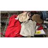 Image 2 : SHELF OF ASSORTED CLOTHING
