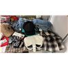 Image 3 : SHELF OF ASSORTED CLOTHING