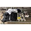 Image 1 : SHELF OF ASSORTED CLOTHING