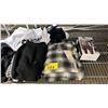 Image 3 : SHELF OF ASSORTED CLOTHING