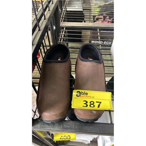 PAIR OF BAFFIN PACIFIC LEATHER CLOGS/MULES: SIZE 8