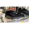 Image 2 : *NEW IN BOX* MEN'S BLACK RUNNING SHOES: SIZE 9