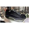 Image 2 : *NEW IN BOX* MEN'S BLACK RUNNING SHOES: SIZE 9