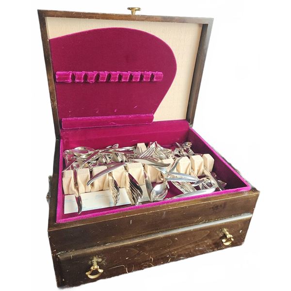 1847 Rogers Bros. IS Flair Silverplate Flatware Set with Box