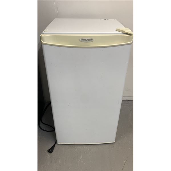 DIPLOMAT WHITE MINI BAR FRIDGE