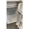 Image 3 : DIPLOMAT WHITE MINI BAR FRIDGE